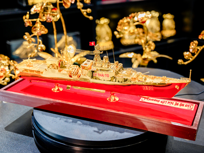 Mô Hình Tàu Hộ Vệ Tên Lửa Lý Thái Tổ Bằng Đồng Mạ Vàng 24K Dài 62Cm